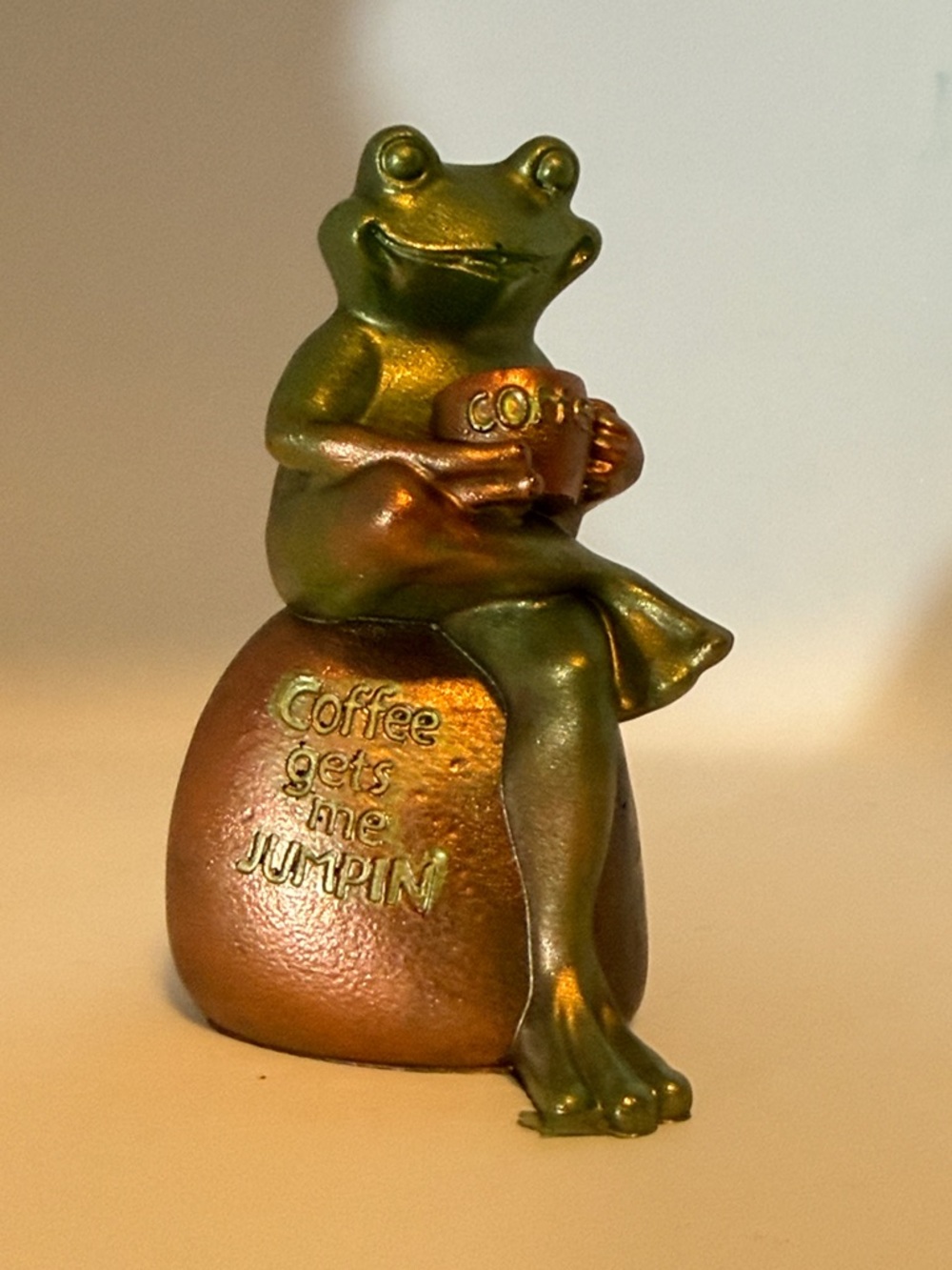 Unique Resin,Green Metallic Frog Figurine Holding Coffee Cup